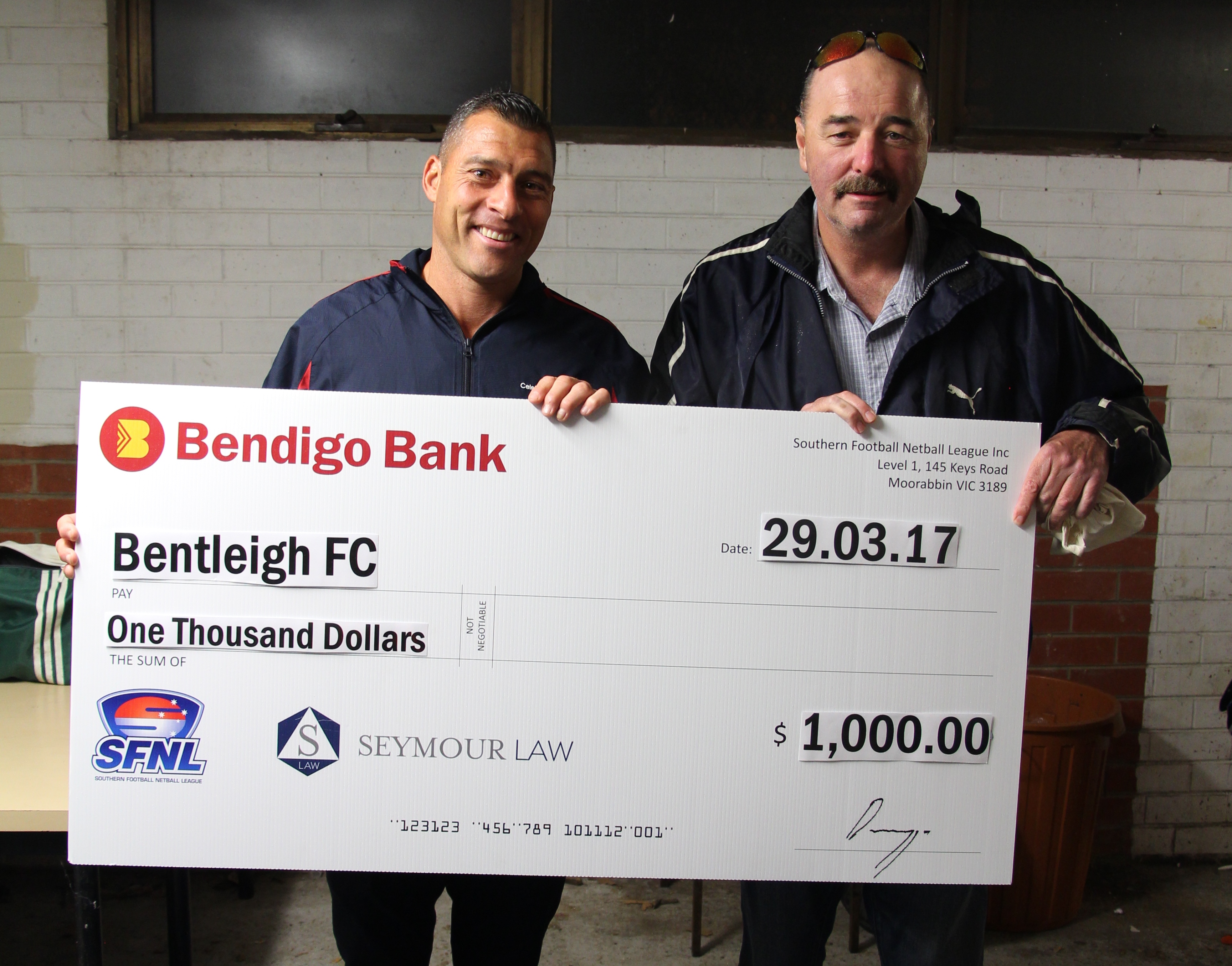 Mark Seymour presents the $1000 runners-up cheque to Bentleigh coach Paul Dimattina.